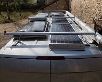 equipeement_toit Un toit pour la production de 200 W où il ne reste plus beaucoup de place (notez l'option bien utile du grand lanterneau au dessus du lit)